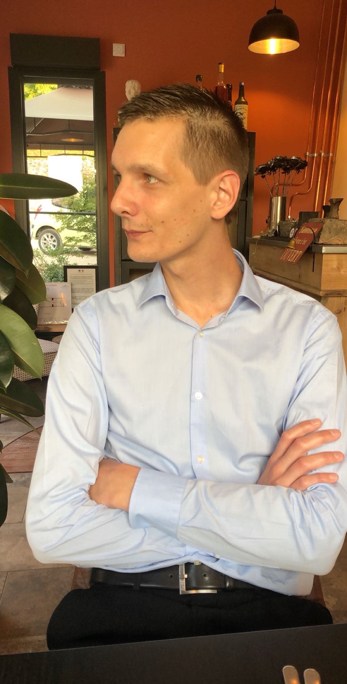 Salle à manger rustique avec miroir et chaises colorées