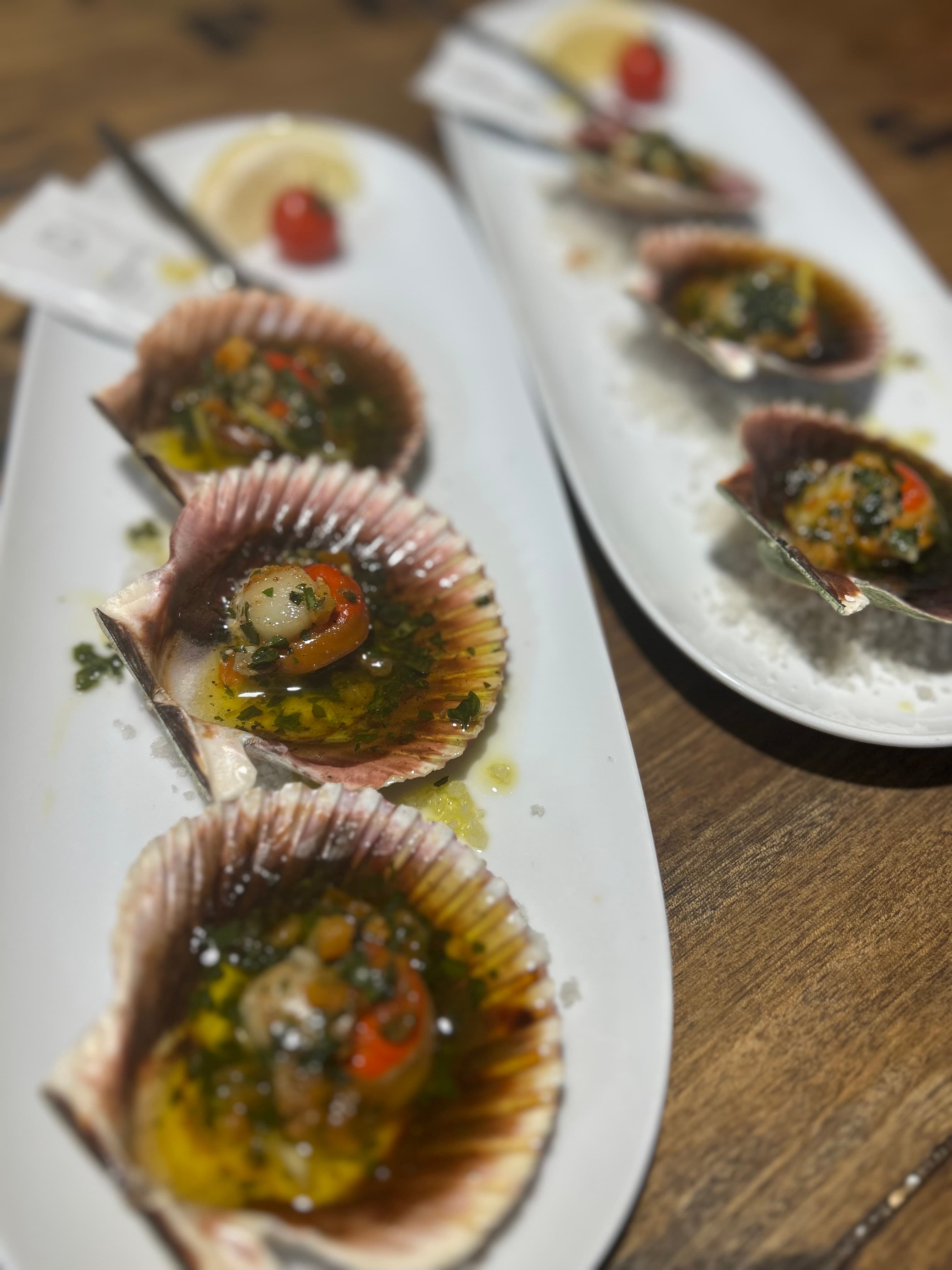 Salle événement avec buffet, murs de pierre et cheminée