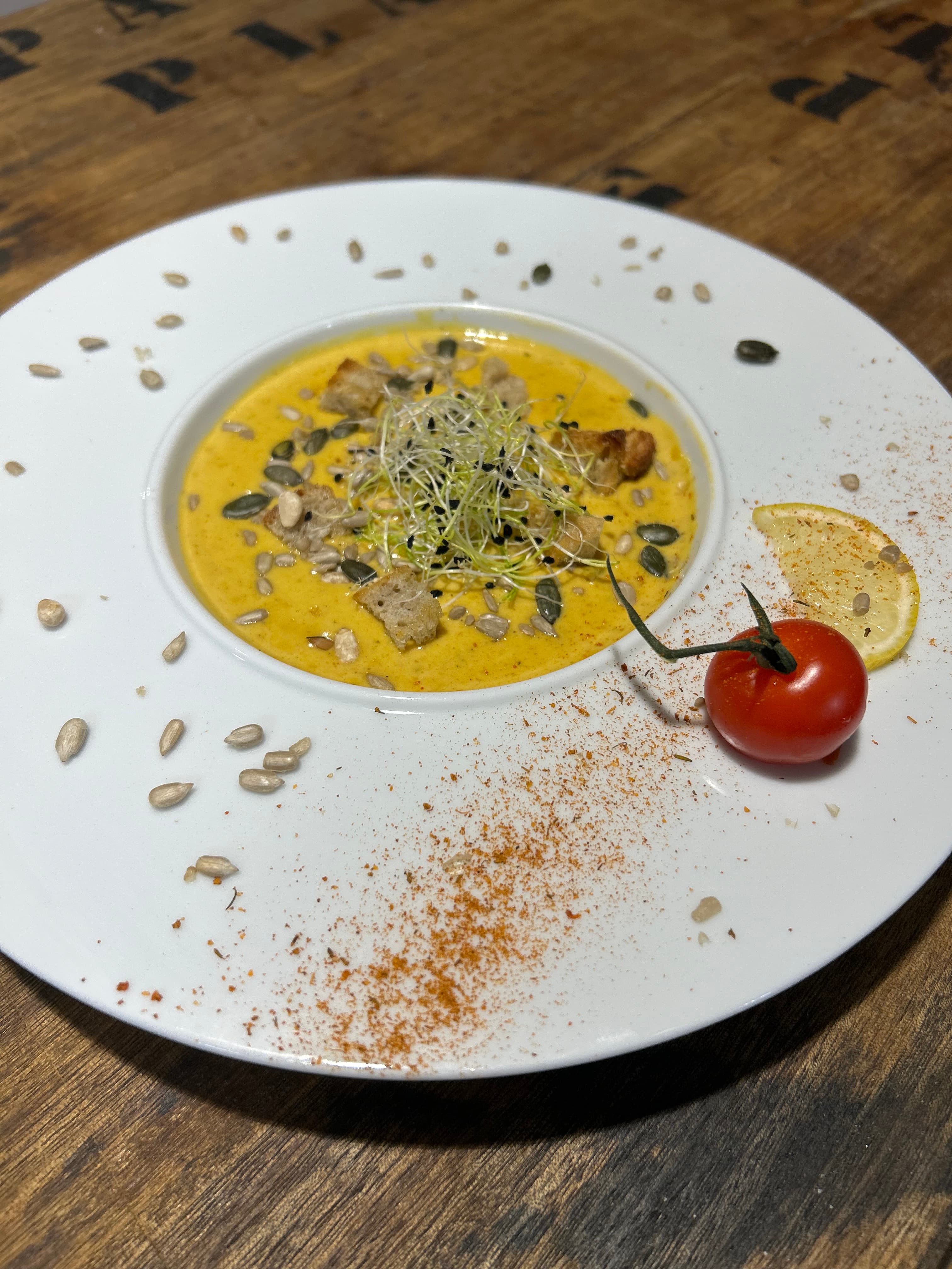 Salle avec horloge et chaises colorées