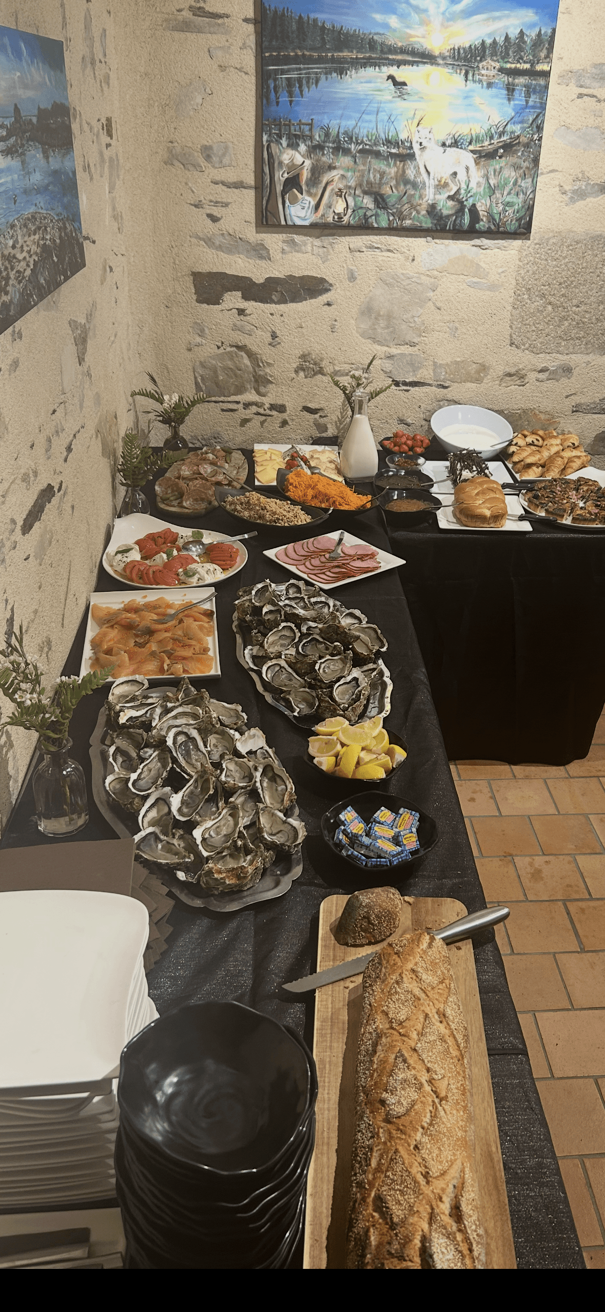 Grande table dressée pour un banquet