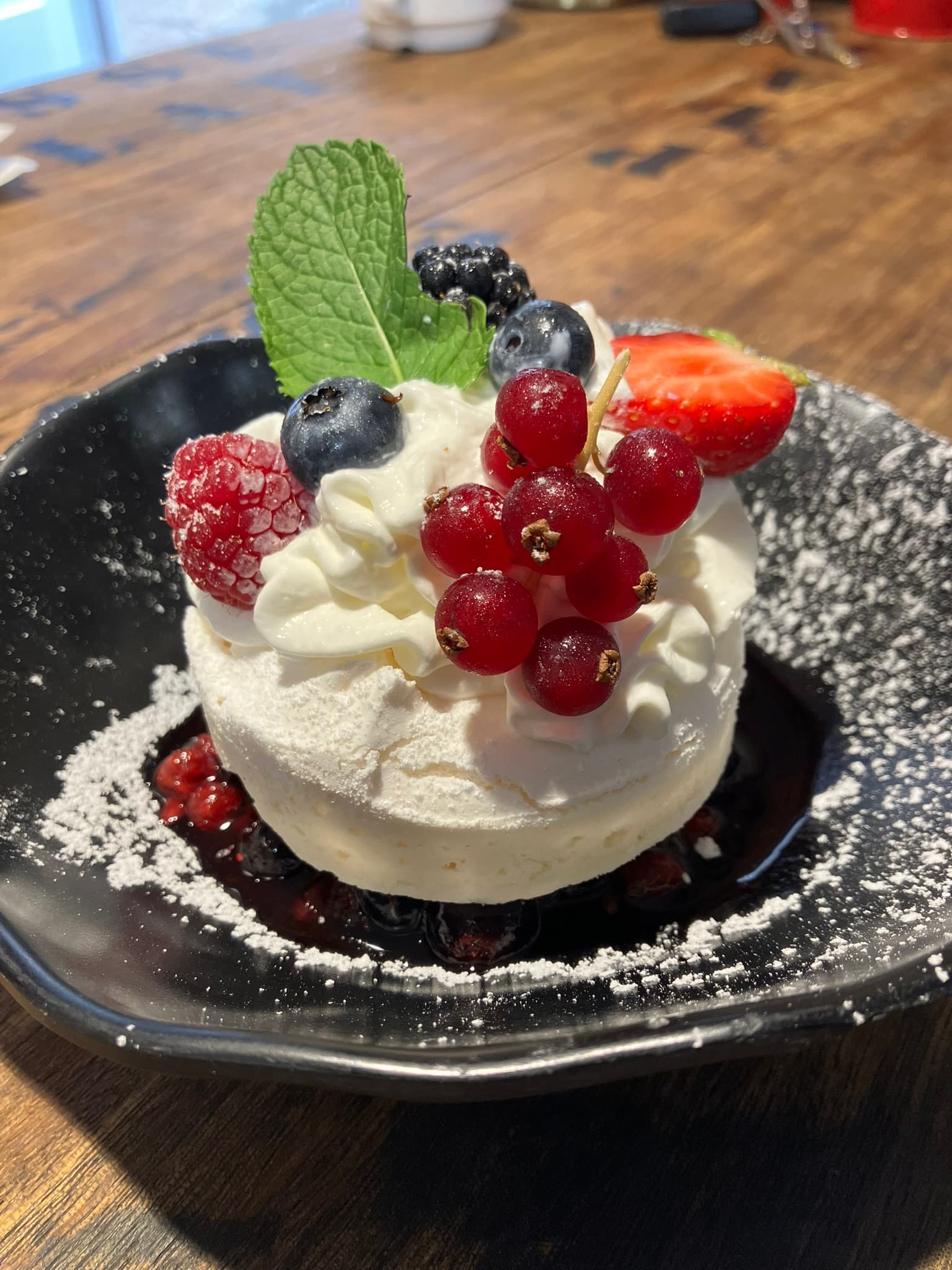 Crumble aux fruits, glace et romarin